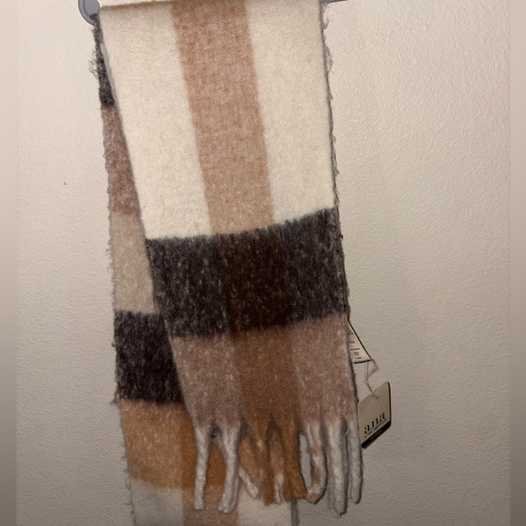 Scarf - Picture 3 of 7